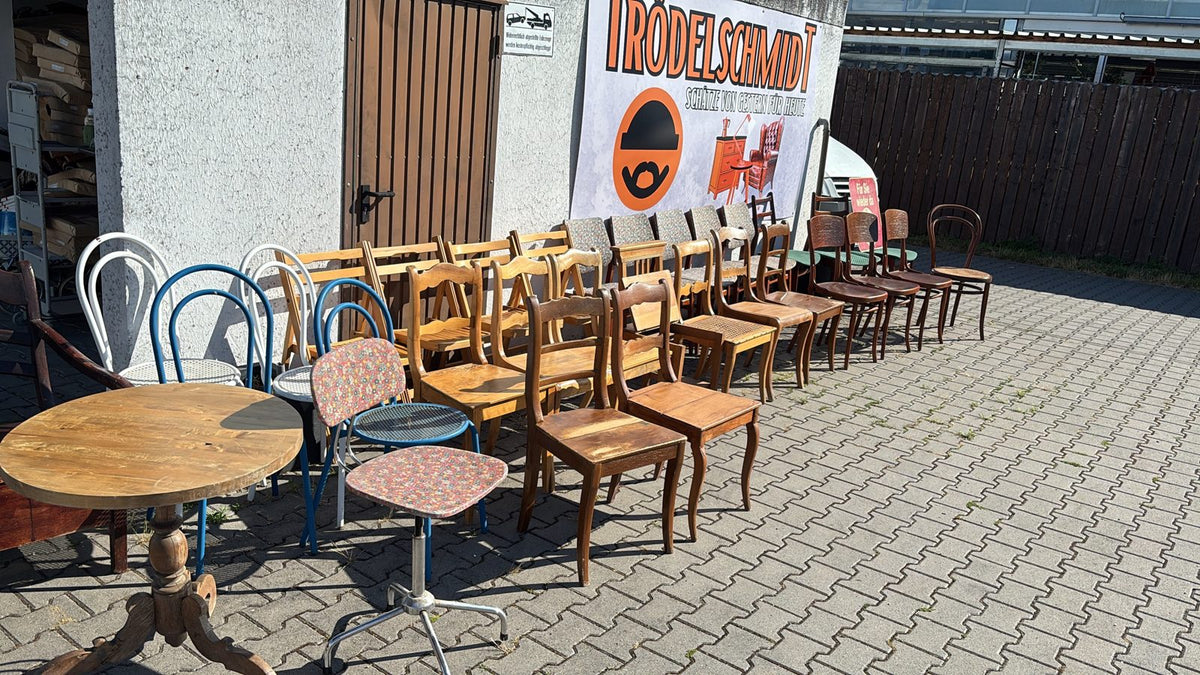 Alte Holzstühle und Bistrostühle vor der Trödelhalle von Trödelschmidt in Bad Kreuznach