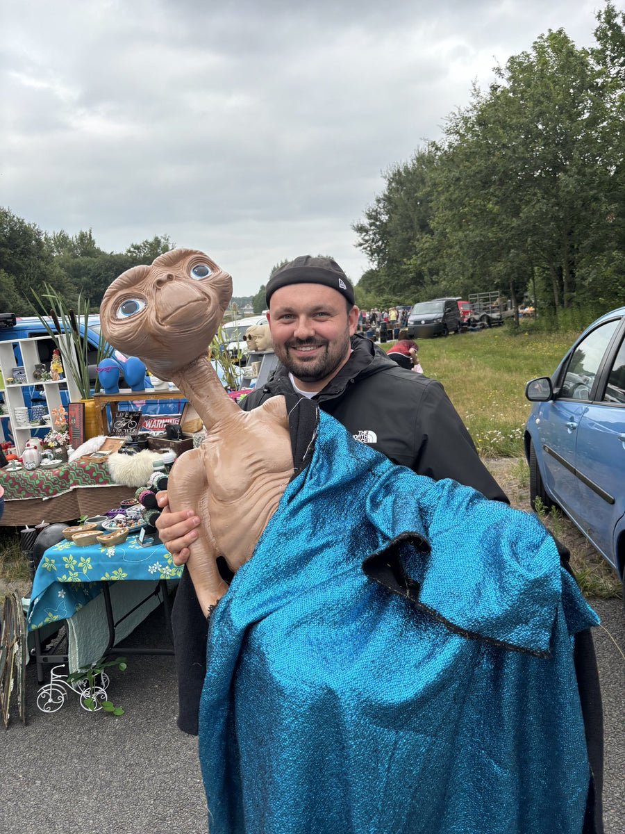 Nikita mit seinem Lieblingsfund, einem fast menschengroßen E.T. vom Flohmarkt in Holland