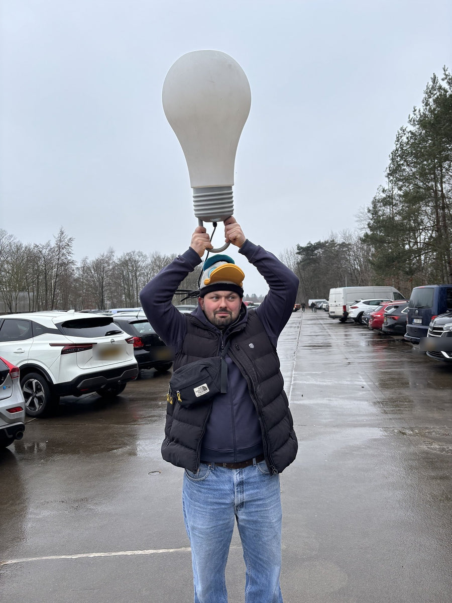Nikita mit einer riesigen Glühbirnen-Lampe vom Flohmarkt