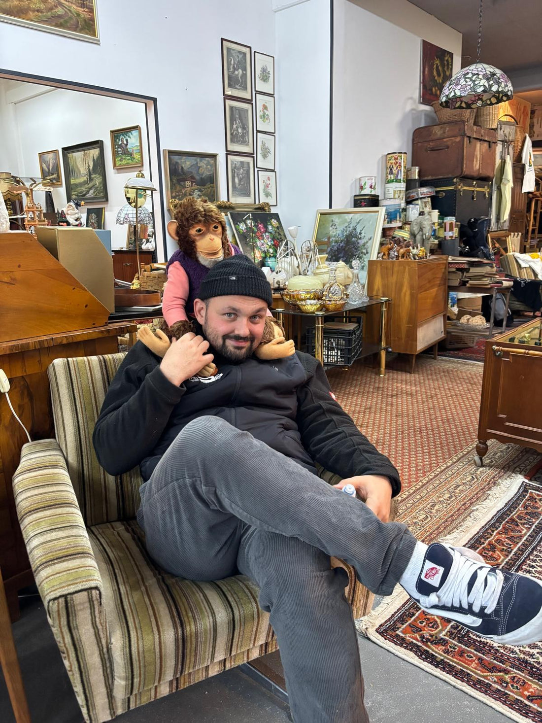 Nikita von Trödelschmidt im Vintage-Sessel in seiner Trödelhalle in Bad Kreuznach